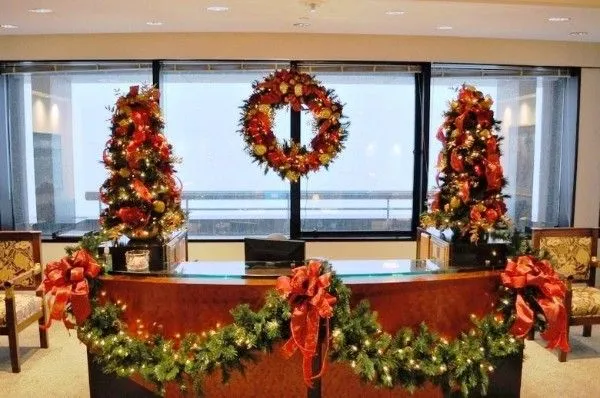 Top 6 Christmas Office Decoration Ideas for Your Workplace ...